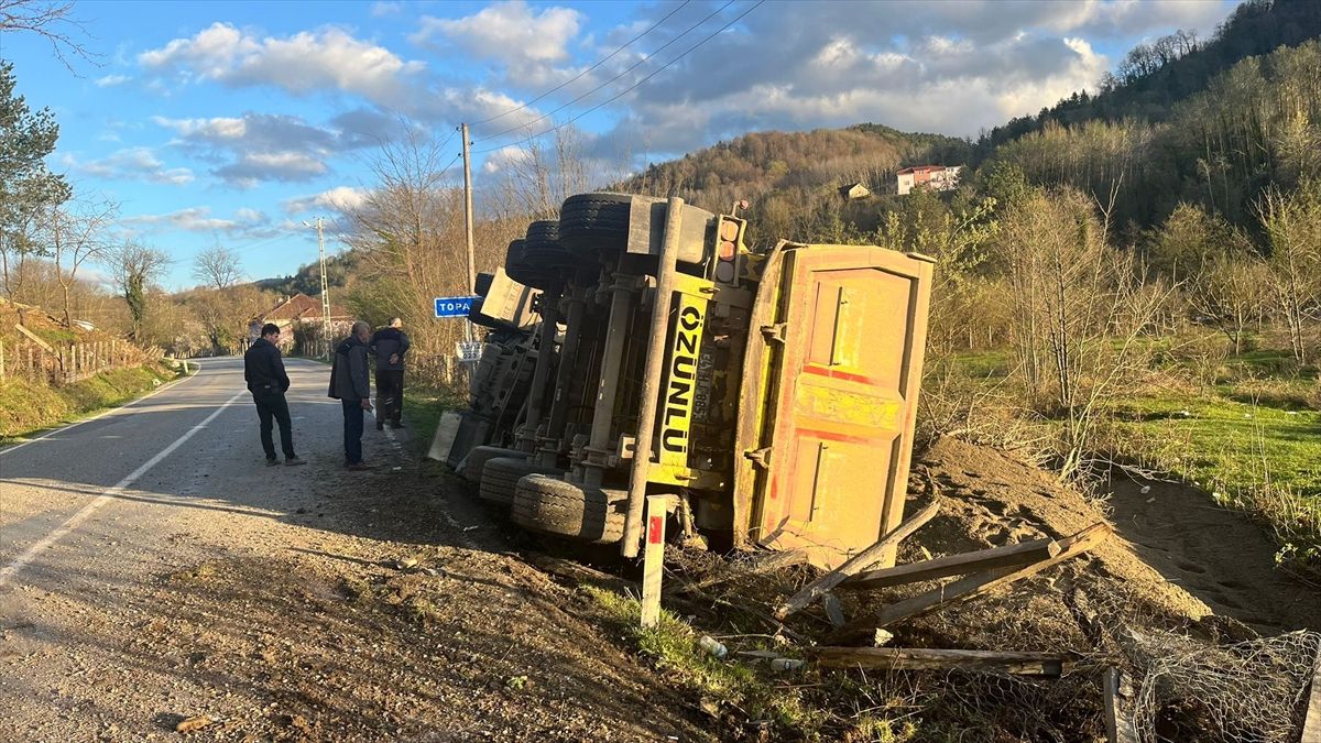 Sinop'ta devrilen tırın sürücüsü yaralandı