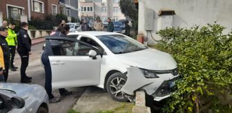 Sinop'ta otomobil park halindeki 4 araca çarptı