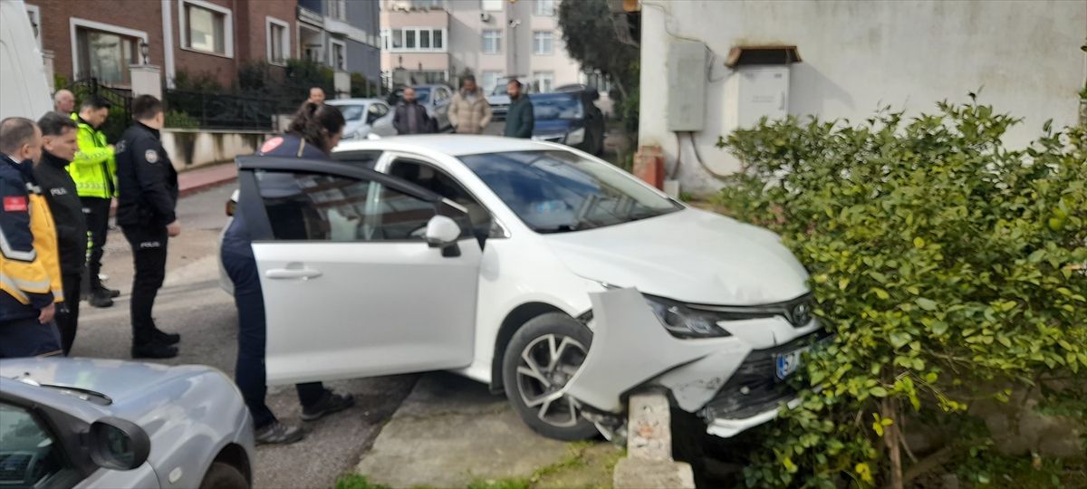 Sinop'ta otomobil park halindeki 4 araca çarptı