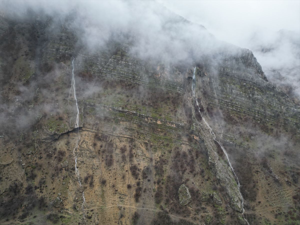 Şırnak'ta yağışlarla canlanan şelaleler dronla görüntülendi