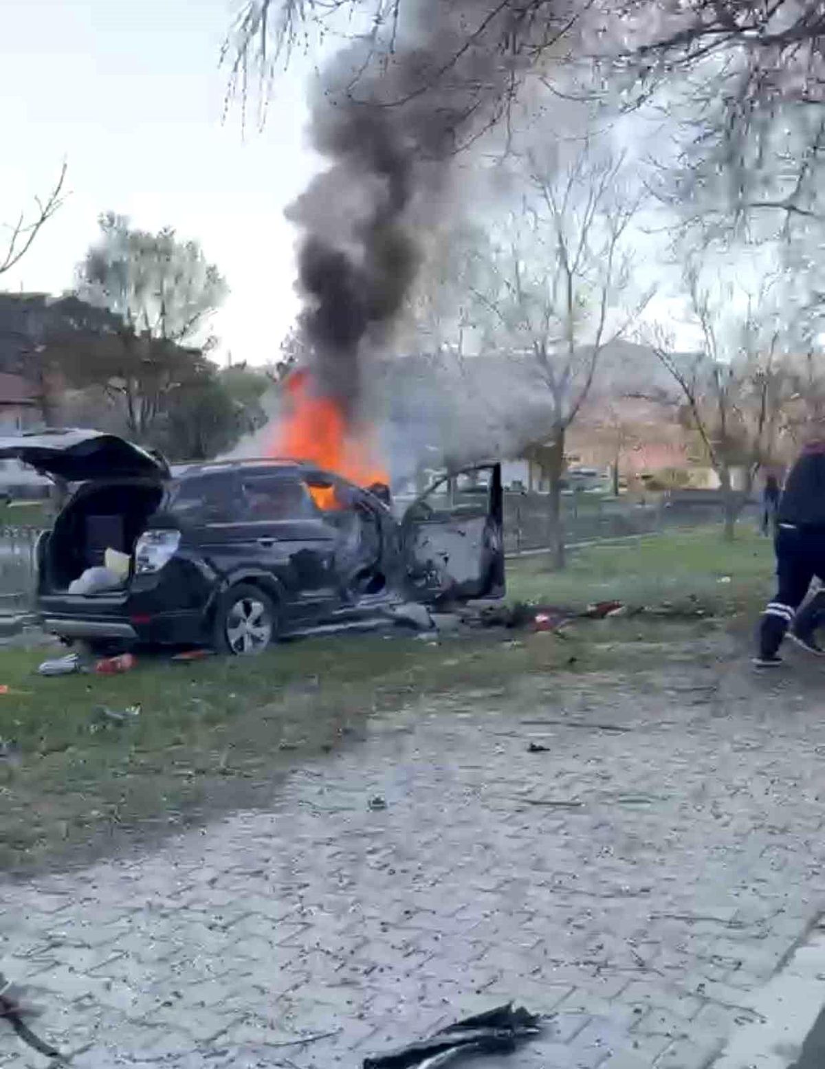 Tokat'ta ağaca çarpan cip yandı: 1 ölü, 2 yaralı