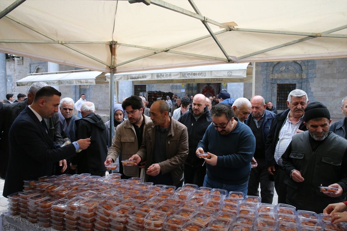 Tokat'ta Alparslan Türkeş'in ölüm yıl dönümünde lokma dağıtıldı