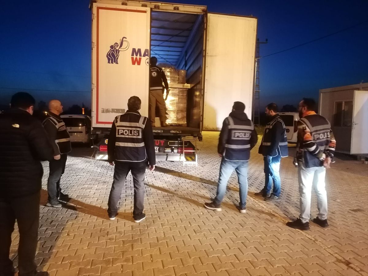 Tokat'ta durdurulan İran plakalı tırda 18 düzensiz göçmen yakalandı