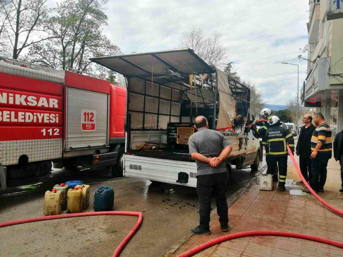 Tokat'ta jeneratörden çıkan kıvılcım aracı yaktı