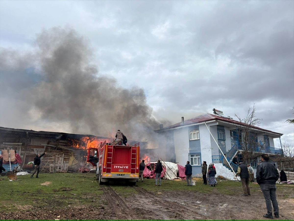 Tokat'ta yangın çıkan odunluk kullanılamaz hale geldi