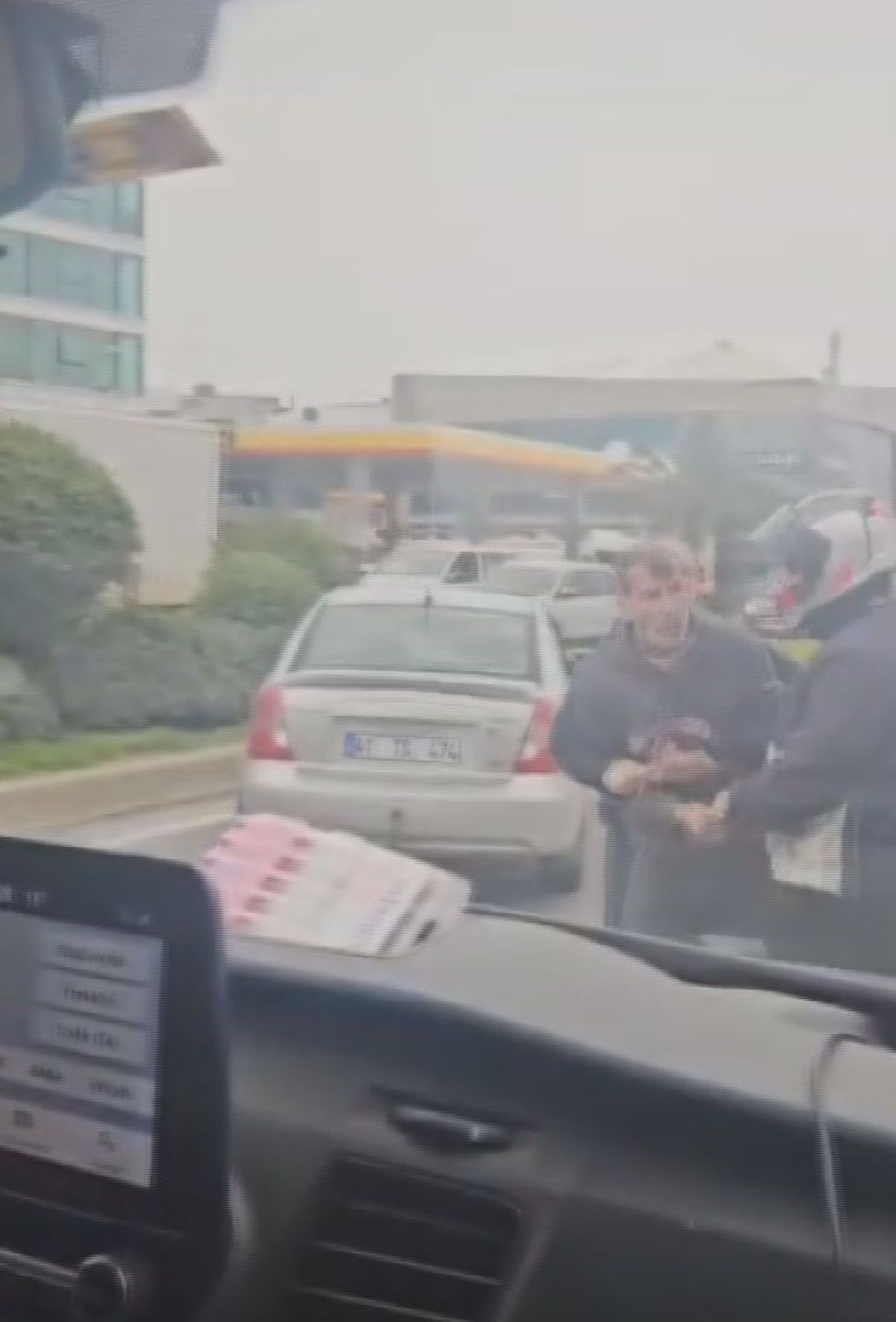 Ümraniye'de trafikte iki sürücünün 'yol verme' kavgası kamerada