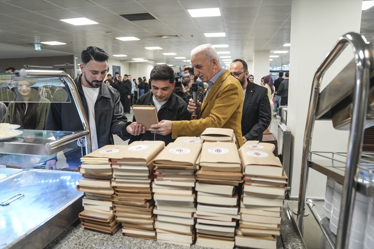 Ümraniye'de üniversite öğrencileri "Tatlı Niyetine Kitap" etkinliğinde buluştu