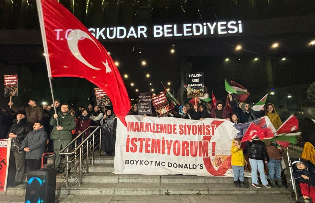 Üsküdar'da mahalle sakinlerinin McDonald's protestosu sürüyor