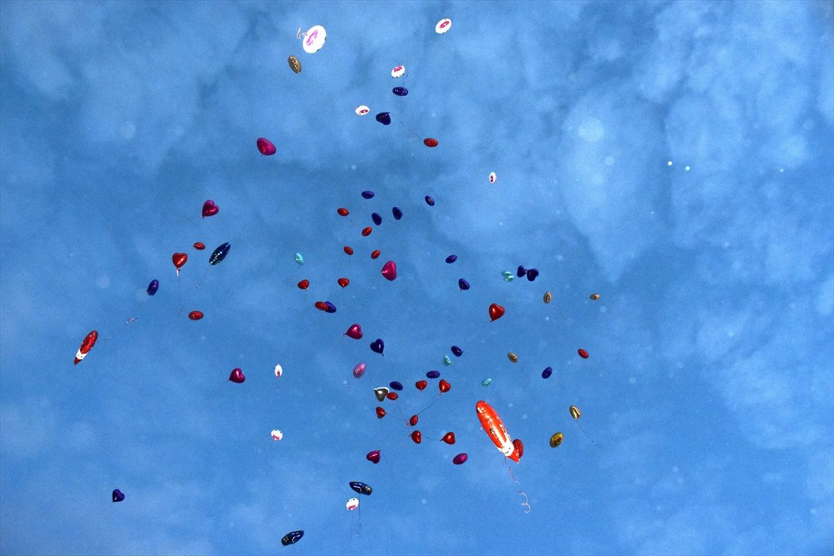 Van'da lösemili çocuklar için gökyüzüne balon bırakıldı