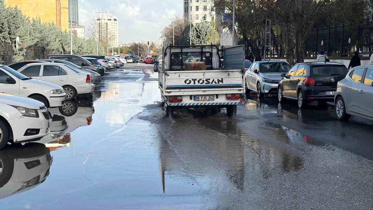 Ankara'da sağanak etkili oldu, caddeler ve sokaklar göle döndü