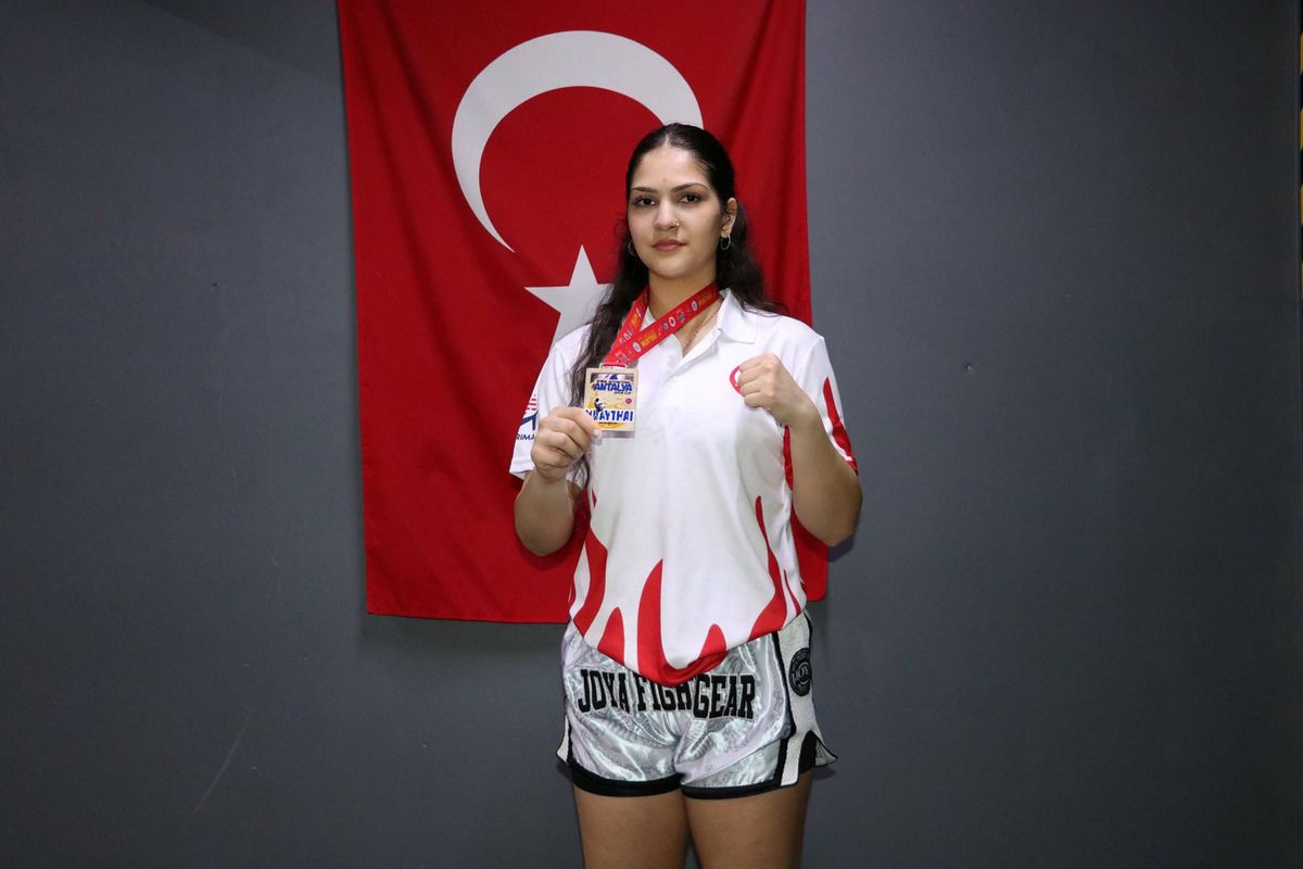 İzmirli Beste Yılmaz, Muay Thai'da Avrupa Şampiyonu Oldu