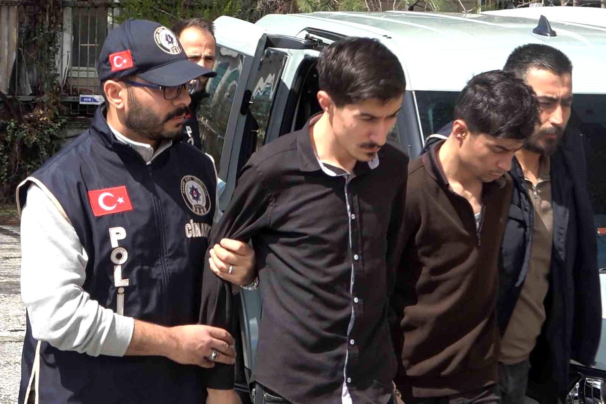 Babalarını katleden iki kardeş tutuklandı