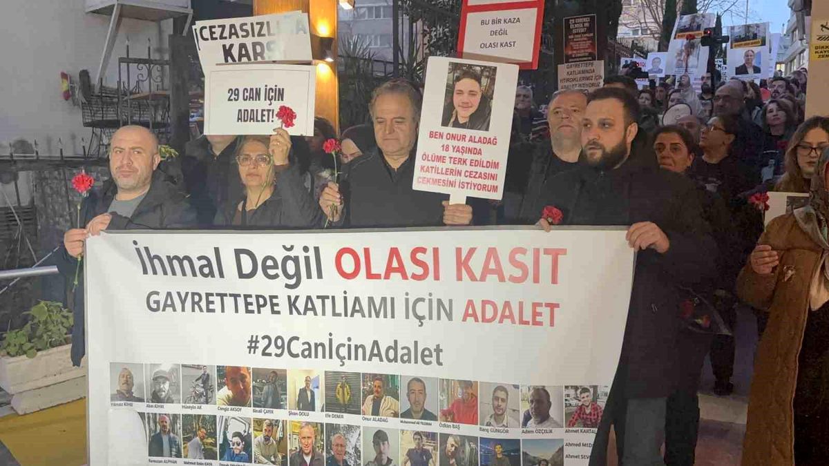 Beşiktaş'taki gece kulübü yangınında hayatını kaybeden 29 kişi anıldı