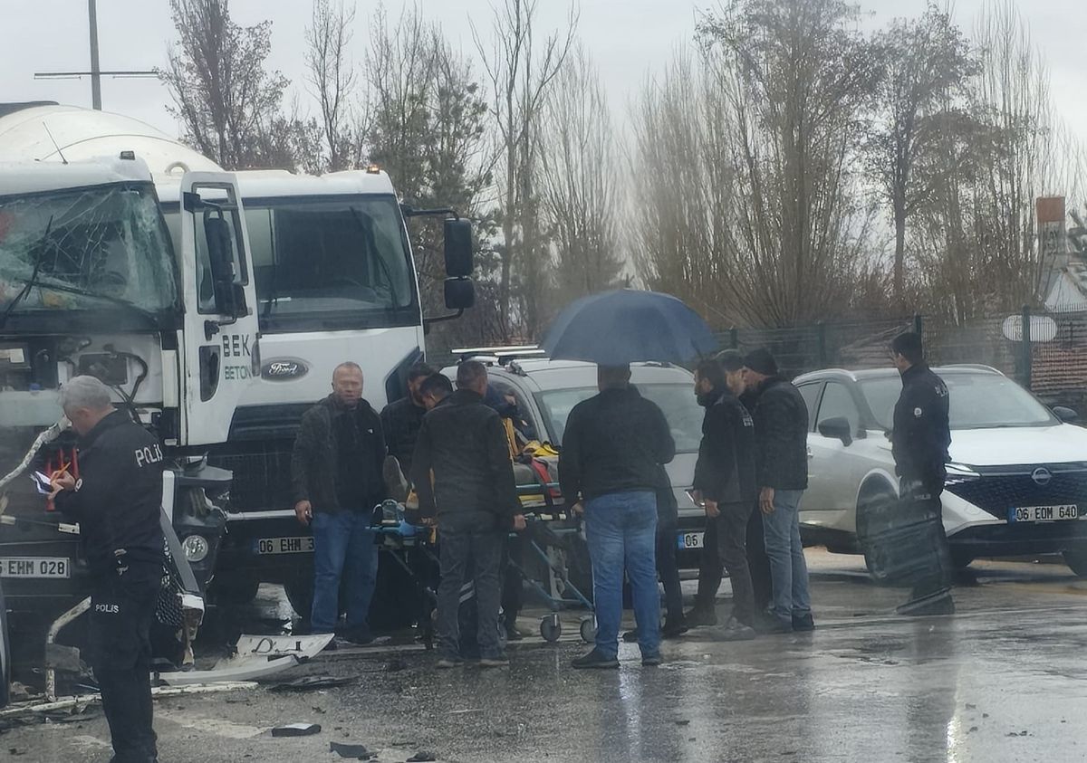 Beton mikserleri kırmızı ışıkta çarpıştı: 1 yaralı