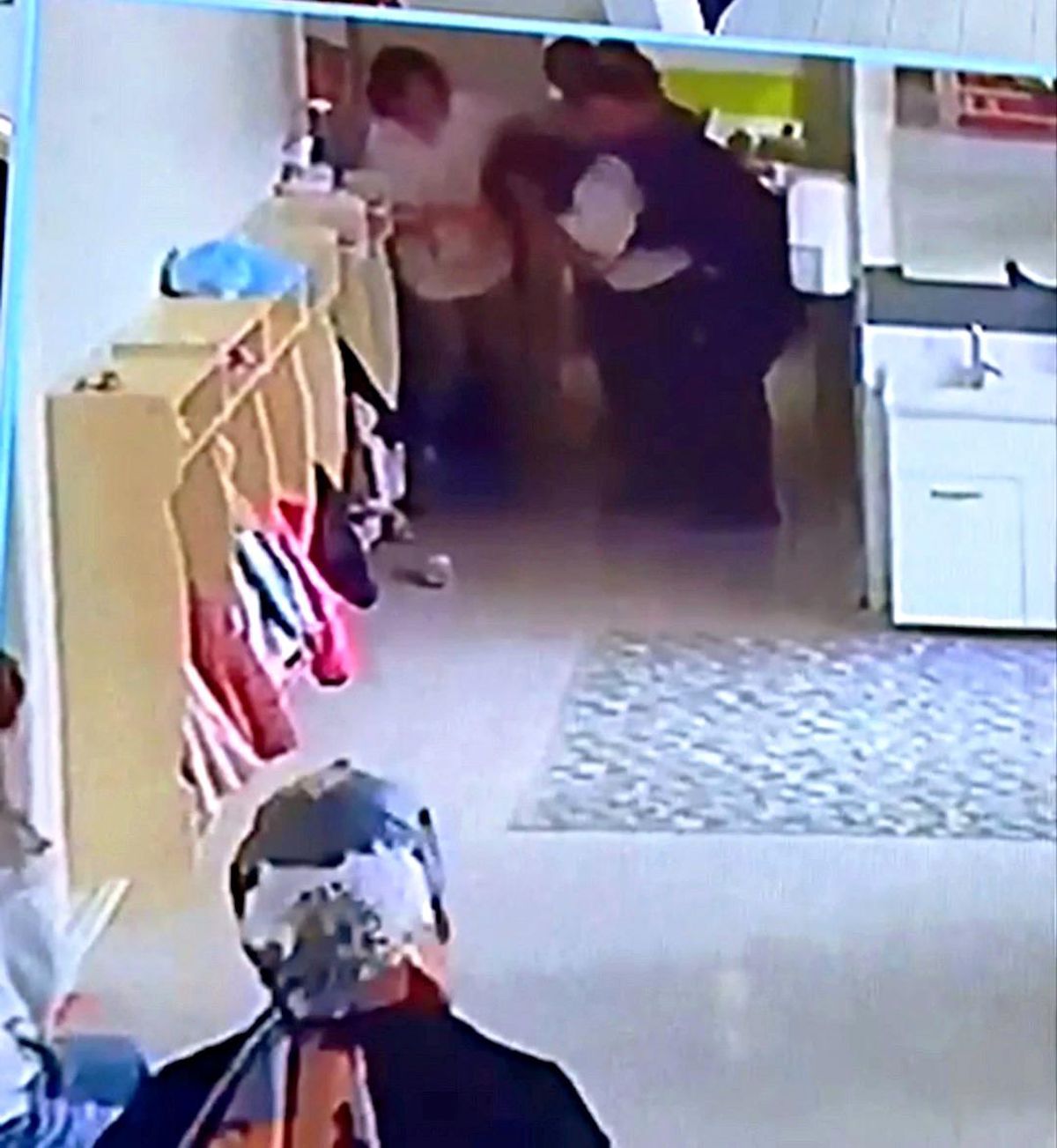 Boğazına yemek kaçan öğretmenin yardımına meslektaşı koştu