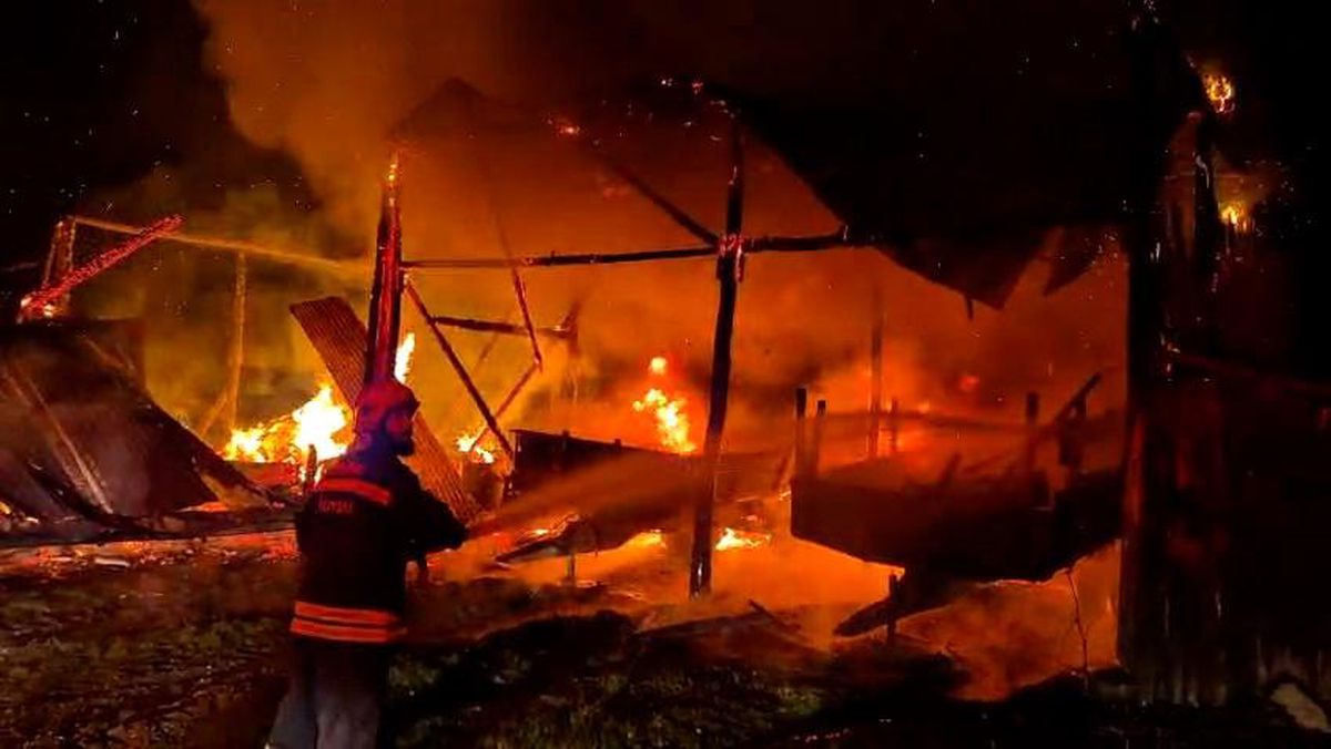 Bolu'da samanlığa yıldırım düştü: Samanlık ve traktör alev alev yandı