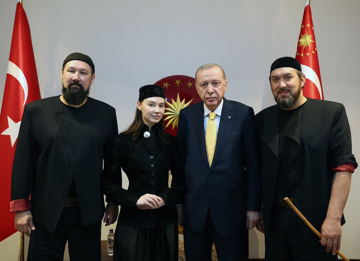 Cumhurbaşkanı Erdoğan, 'Ay Yola' Müzik Grubunu Ağırladı