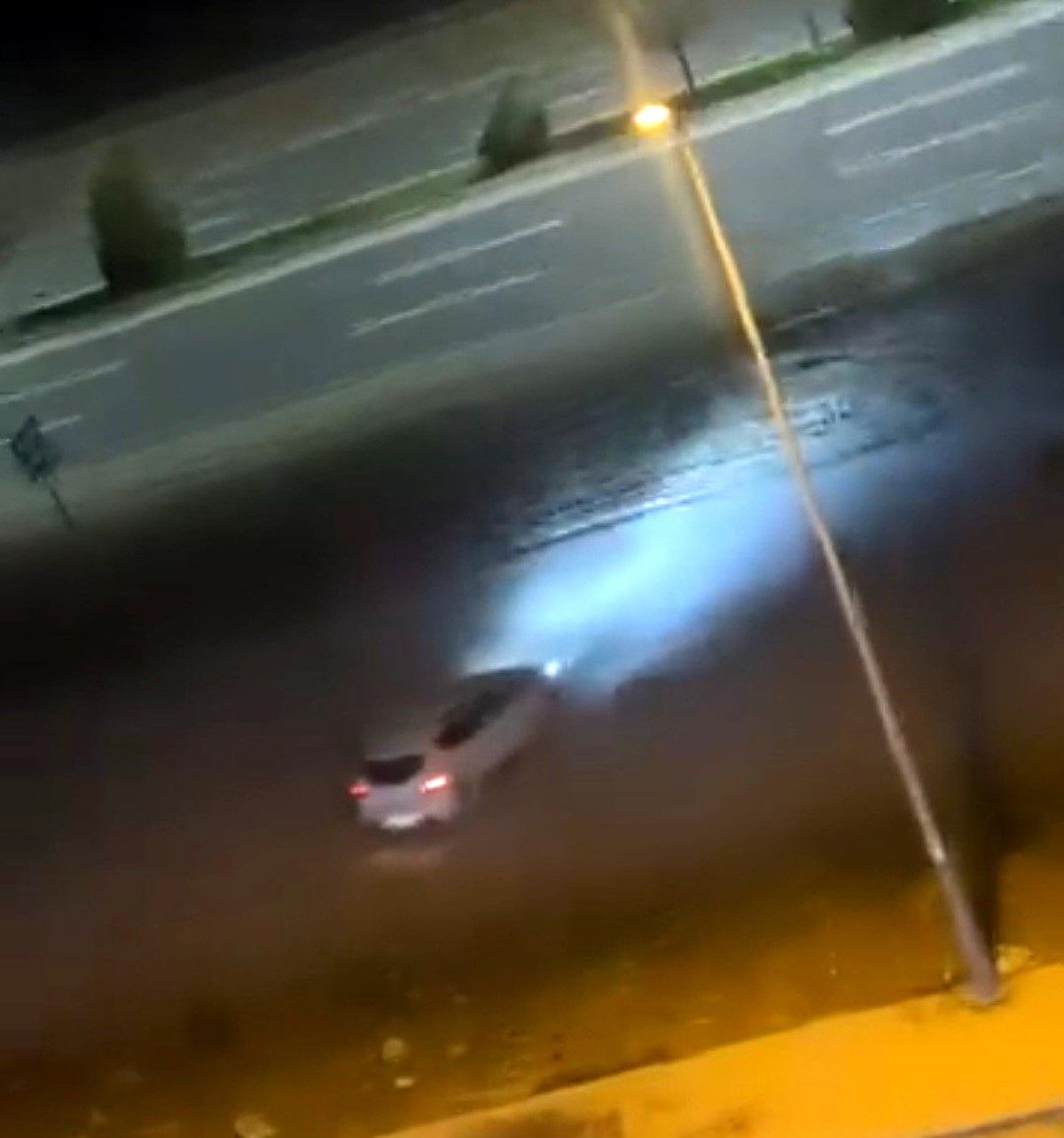 Drift yaparak trafik güvenliğini tehlikeye atan sürücü kamerada