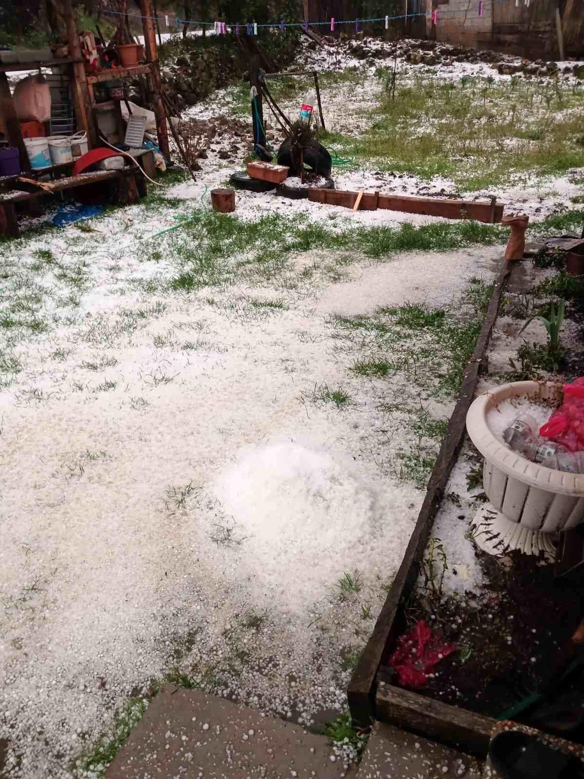 Düzce'nin yüksek kesimlerinde dolu etkili oldu