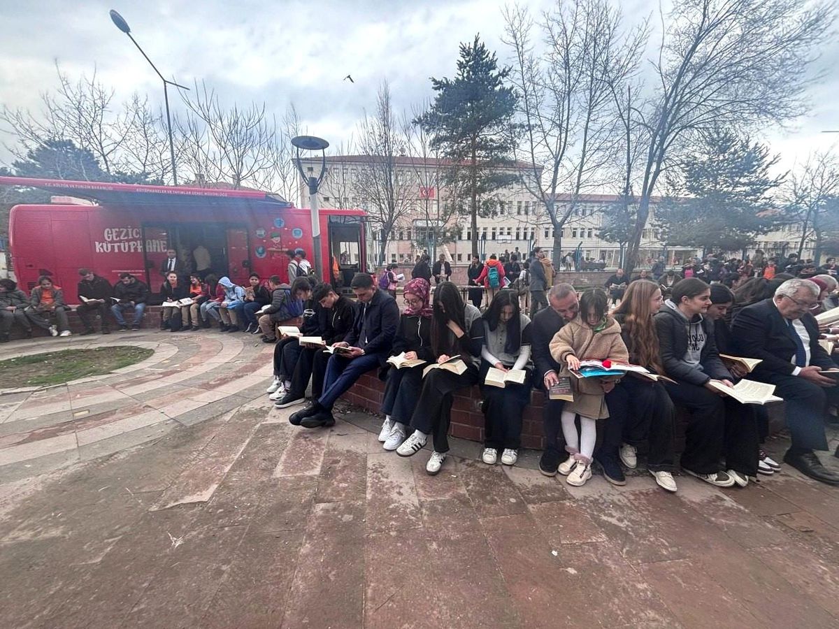 Erzincan'da açık havada kitap okuma etkinliği