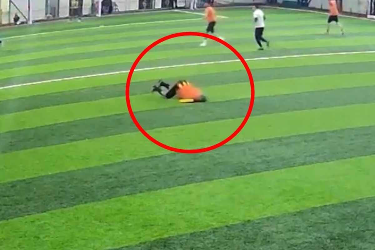 Halı sahada kahreden son! Kamera her şeyi kaydetti