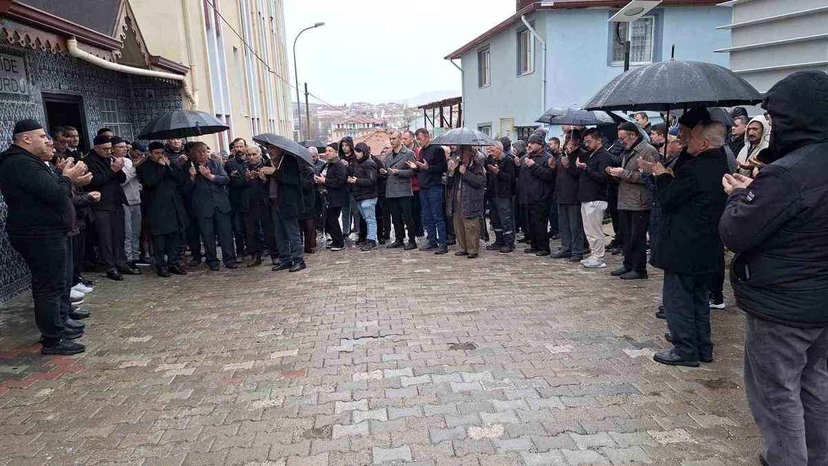 Hisarcık'tan 21 kişilik umre kafilesi dualarla uğurlandı