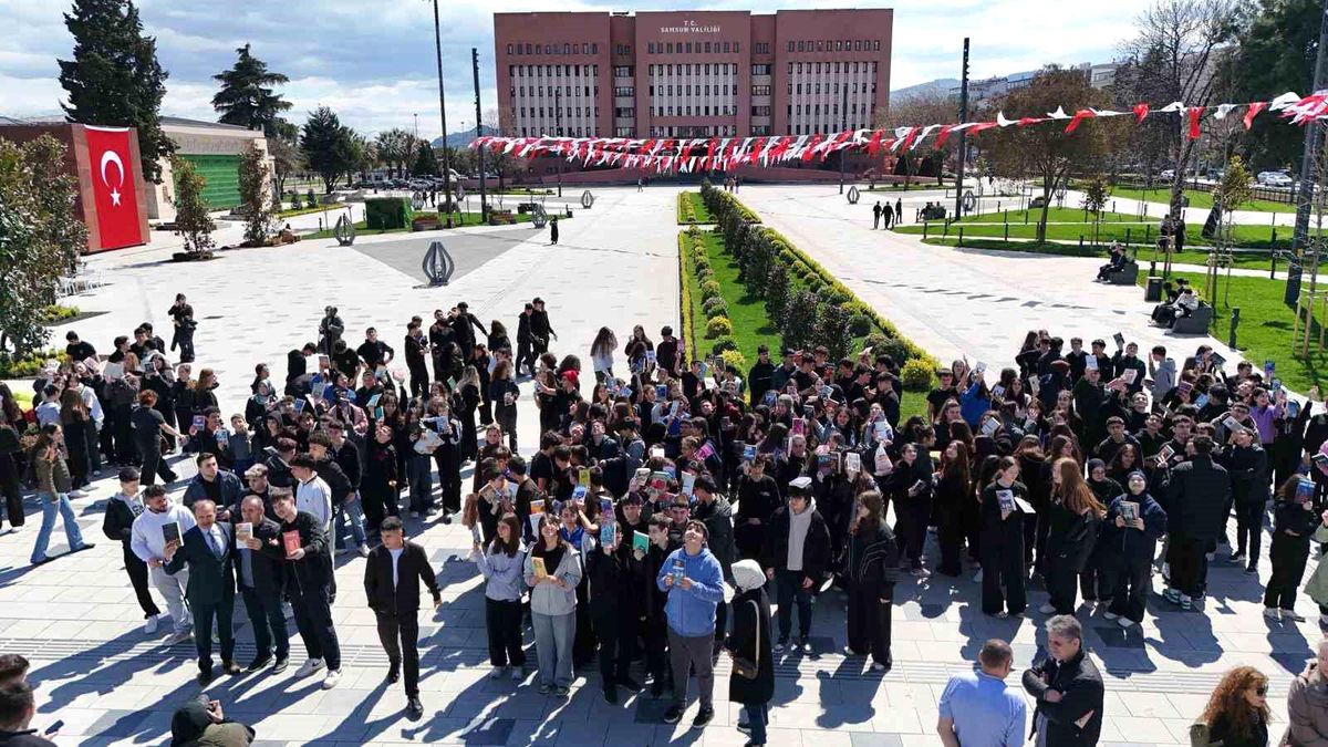 Samsun'da Kütüphane Haftası Etkinliği: Öğrenciler İstiklal Meydanı'nda Kitap Okudu