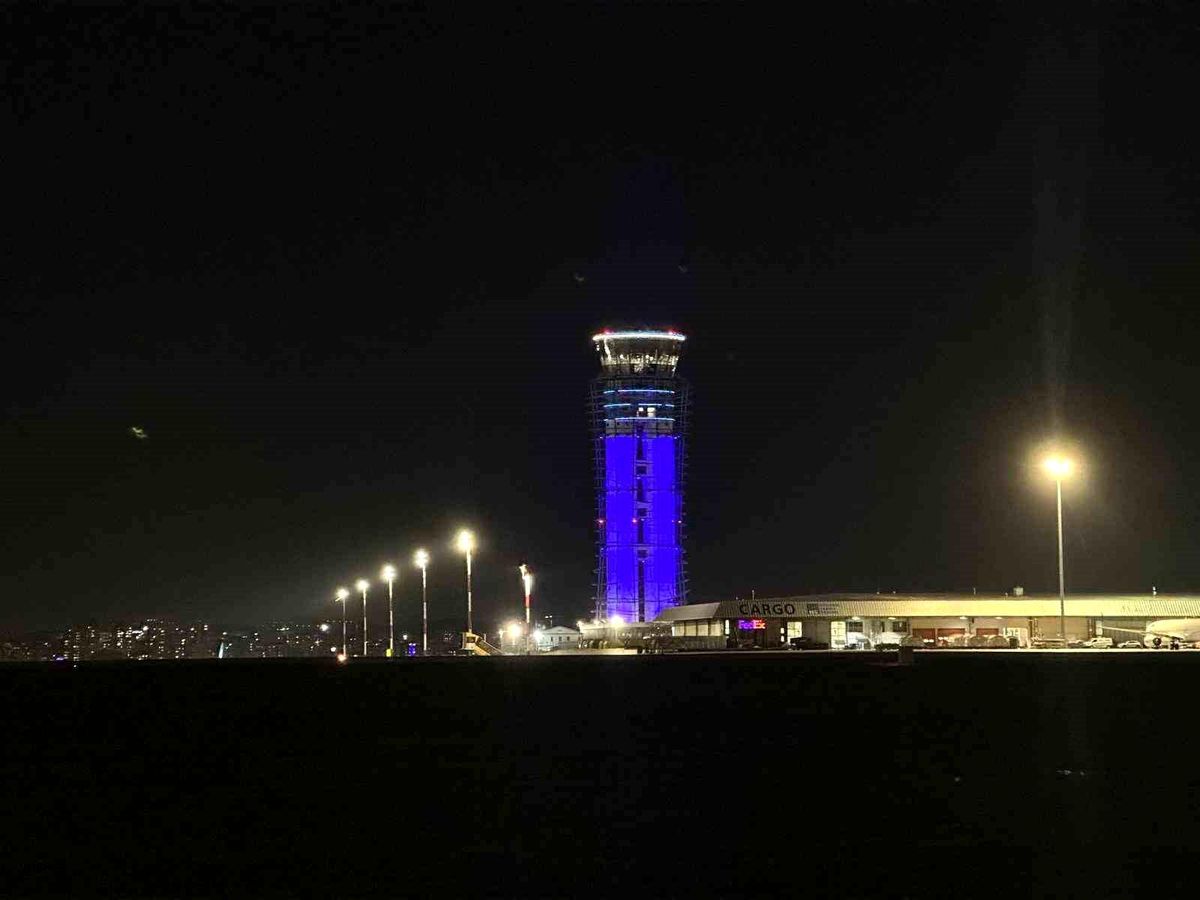 Otizm Farkındalık Günü'nde Sabiha Gökçen Havalimanı kulesi maviye büründü
