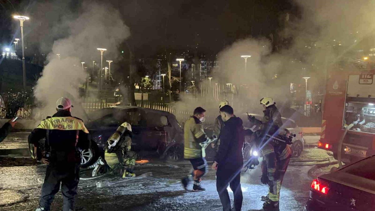 Park halindeki otomobilde yangın çıktı, alevler başka araca sıçradı