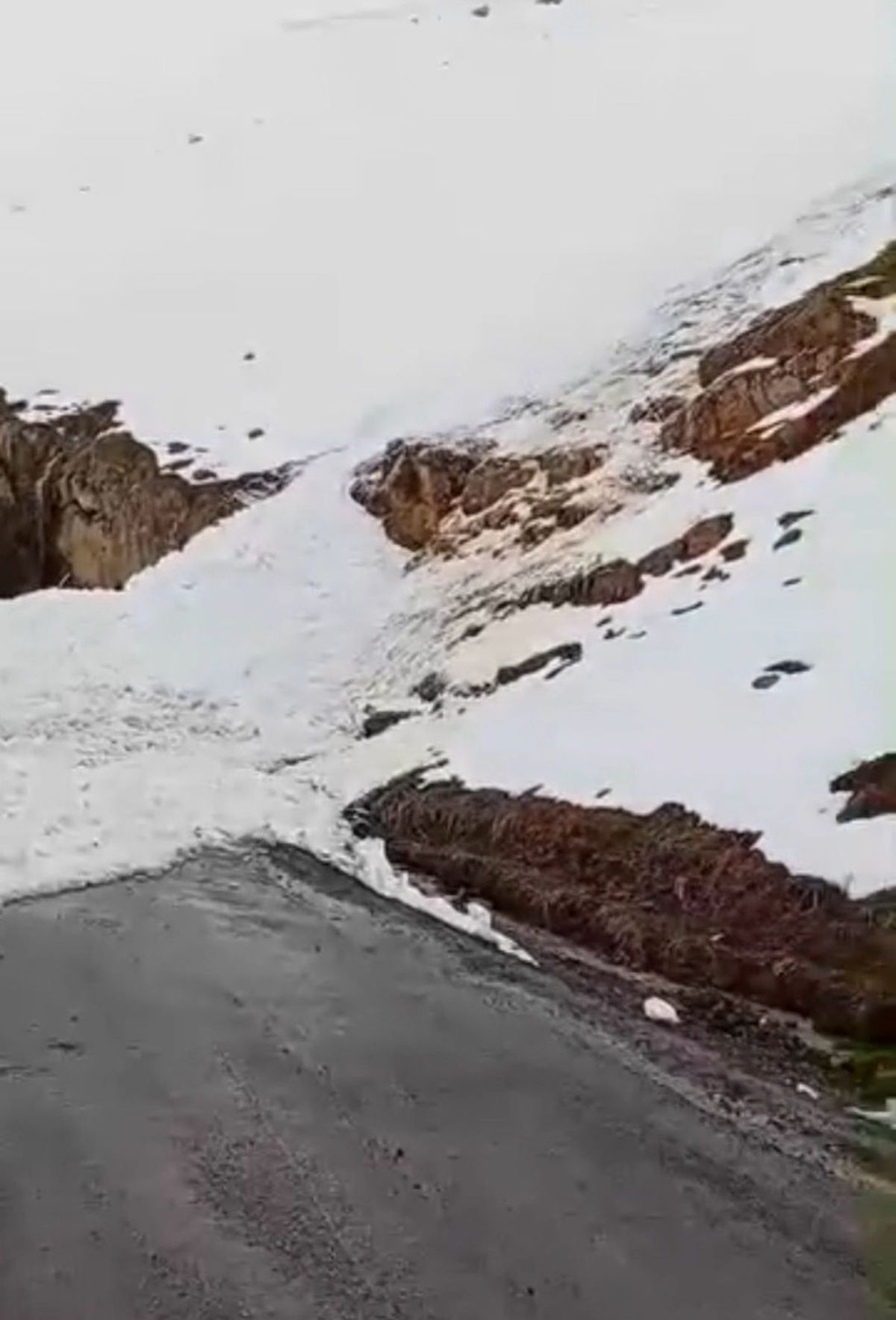 Şırnak'ta çığ düşen kara yolu ulaşıma kapandı
