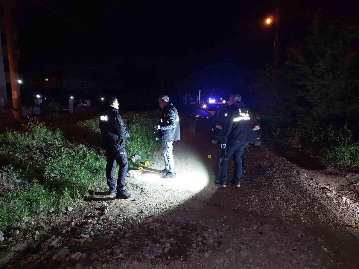 Telefon alışverişinden kalan 24 bin TL alacaklarını almaya giden kardeşler mermilerin hedefi oldu