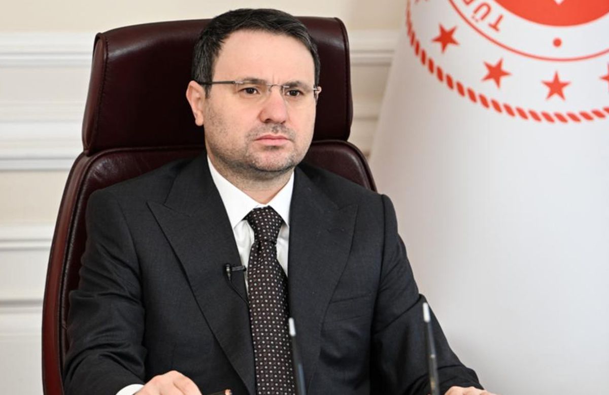 Bakan Akın Gürlek'i taşıyan uçak Diyarbakır'a inemedi