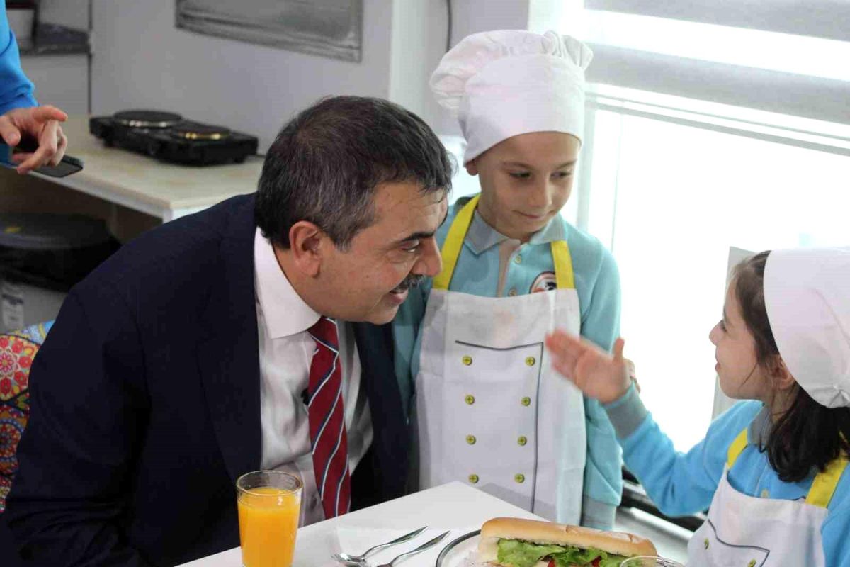 Bakan Tekin'den Aydınlı miniklere halı saha sözü