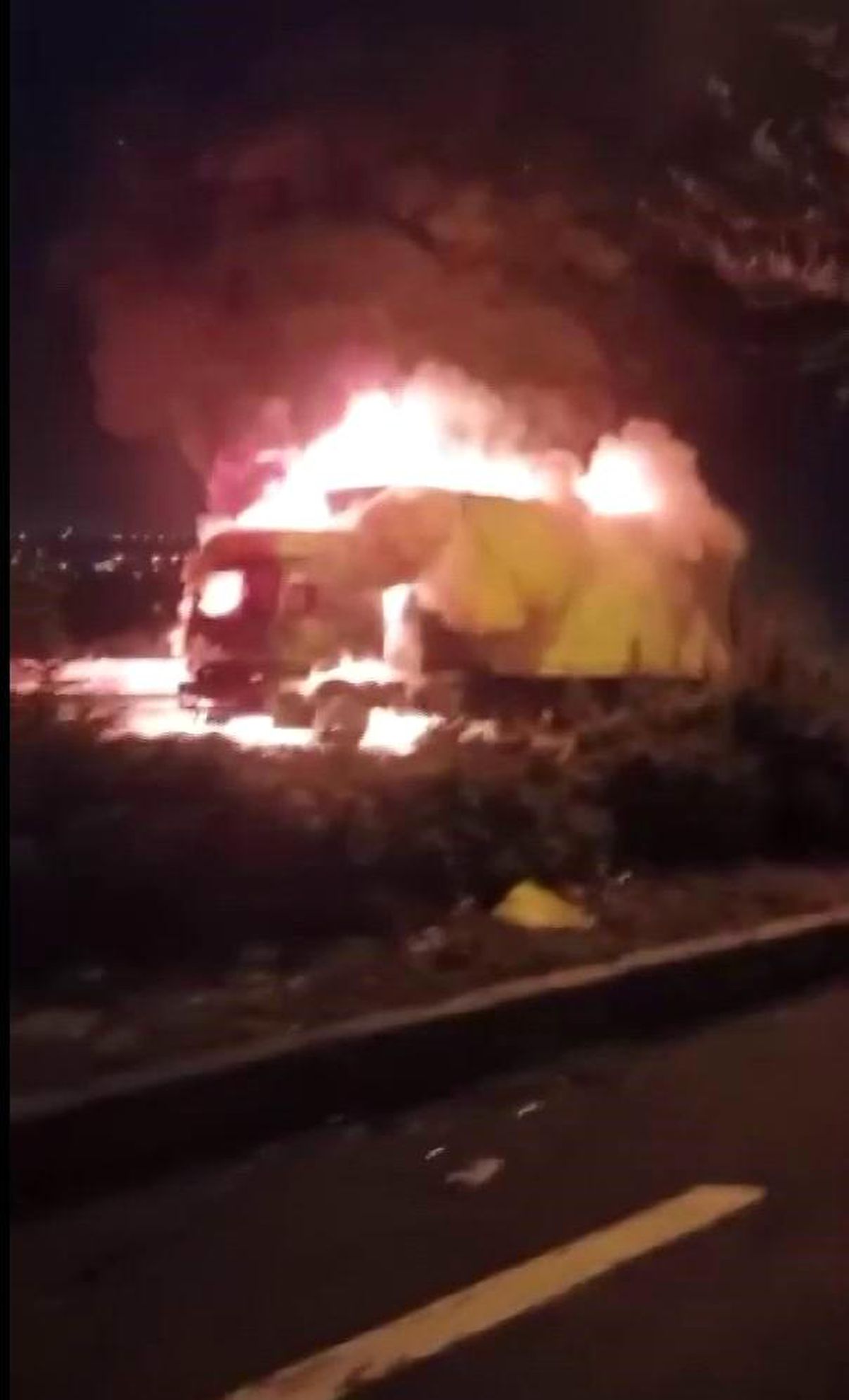 Diyarbakır'da seyir halindeki tır alev topuna döndü