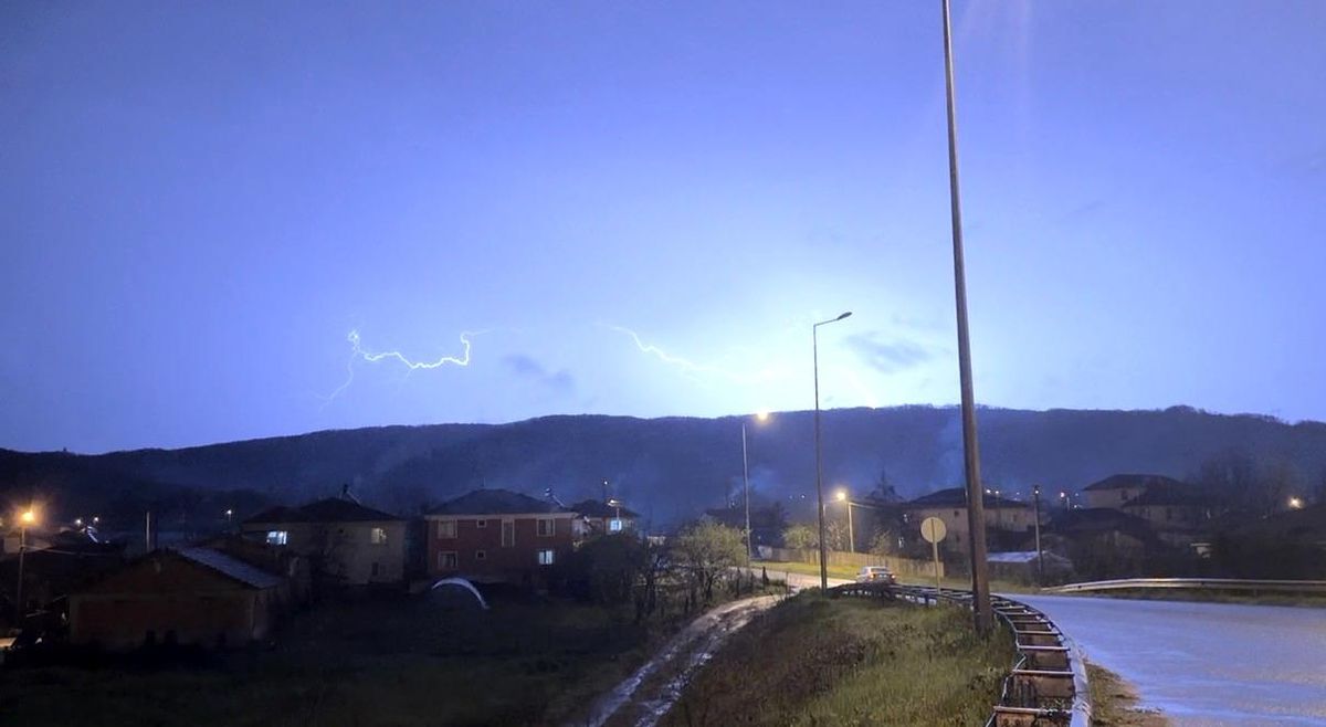 Düzce'de şimşeklerin ardından dolunay mest etti