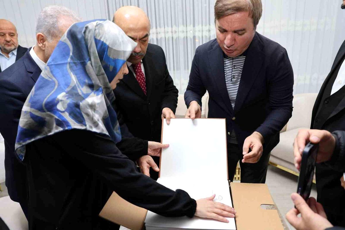 Görme engelli hafıza Vali Aydoğdu'dan Braille alfabesiyle yazılmış Kur'an hediye