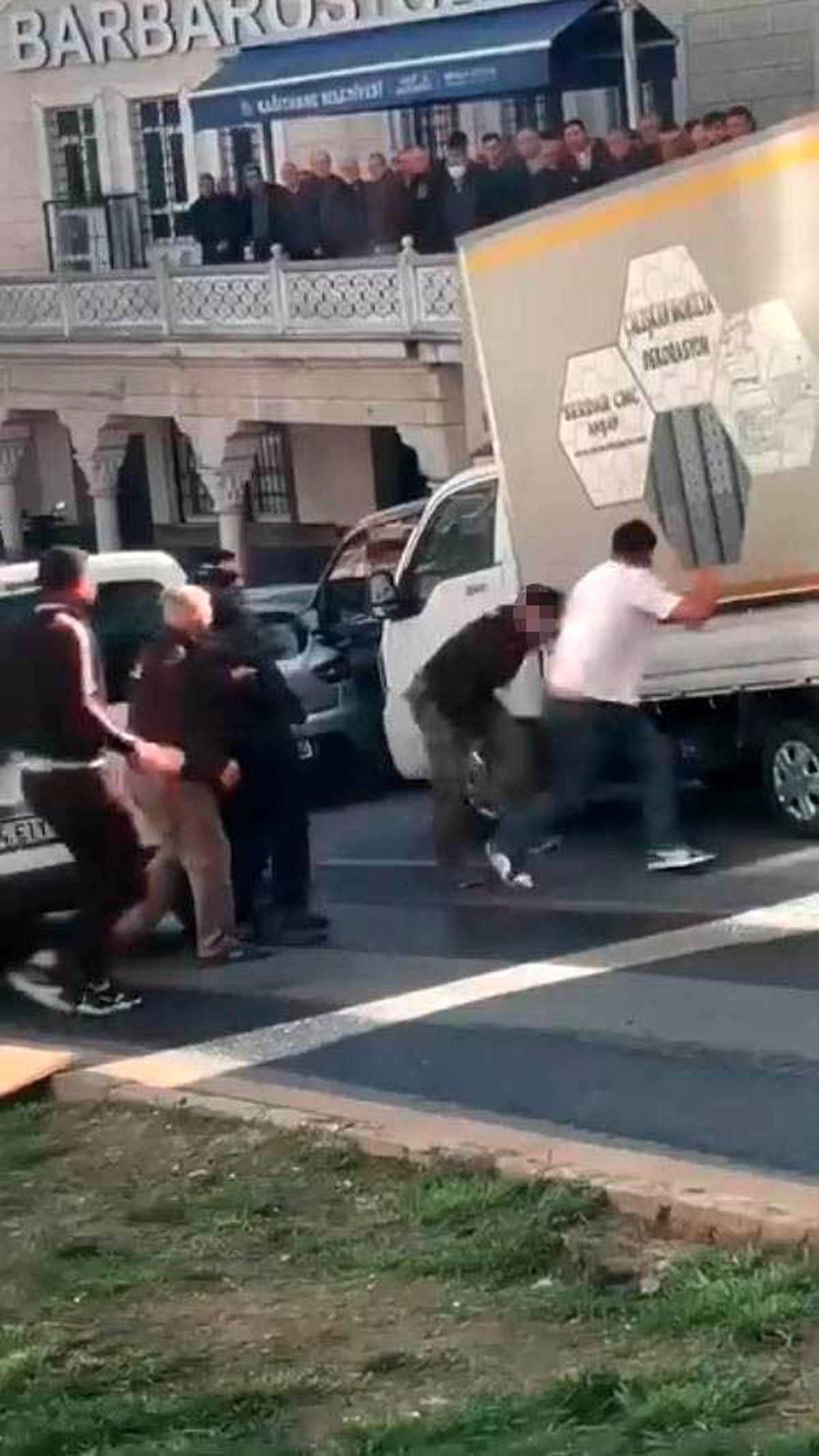 Kağıthane'de yol verme tartışması bıçaklı kavgaya dönüştü: O anlar kamerada