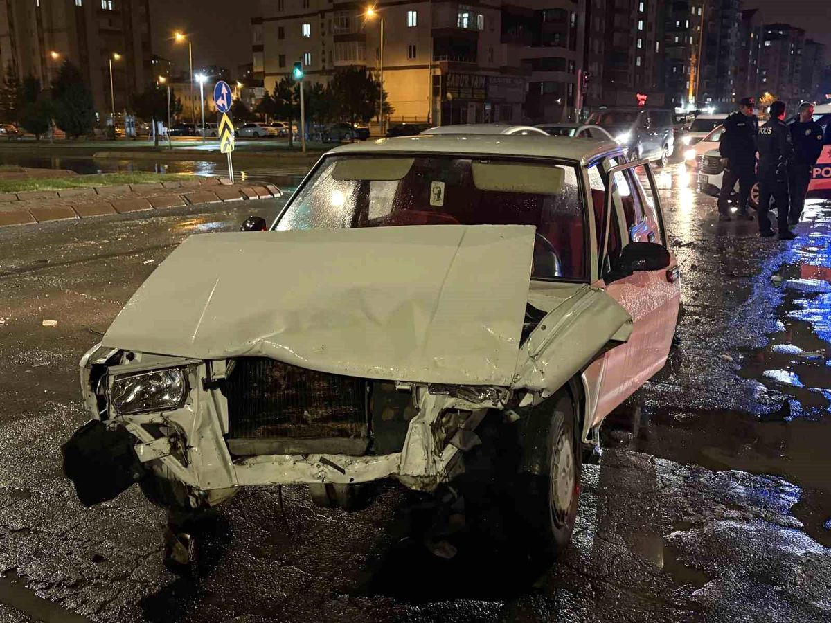 Kayseri'de iki otomobil çarpıştı: Tofaş kağıt gibi ezildi