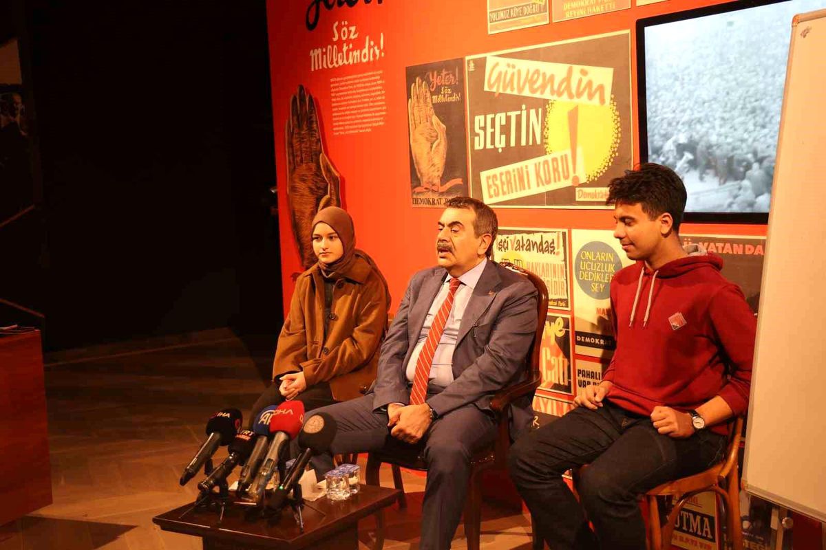 Milli Eğitim Bakanı Tekin'den Aydın'da 'Demokrasi ve Însan' dersi