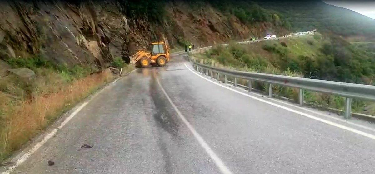 Ödemiş-Turgutlu yolunda toprak kayması: Ulaşım kontrollü sağlanıyor