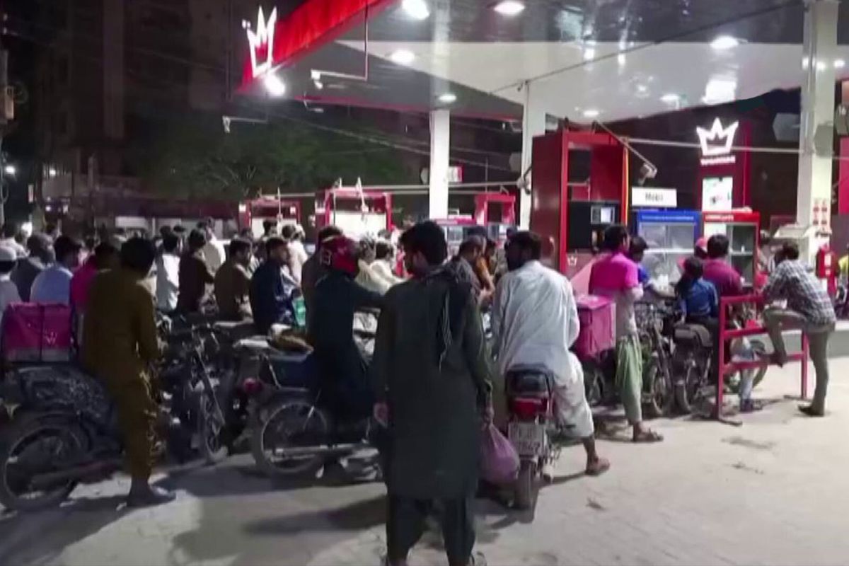 Savaş Pakistan'ı vurdu, haberi alan akaryakıt istasyonlarına koştu