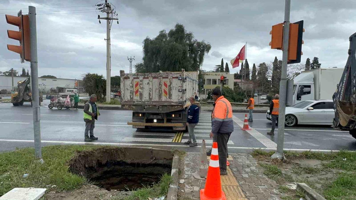 Söke'de Bağarası Kavşağında obruk paniğe paniğe yol açtı