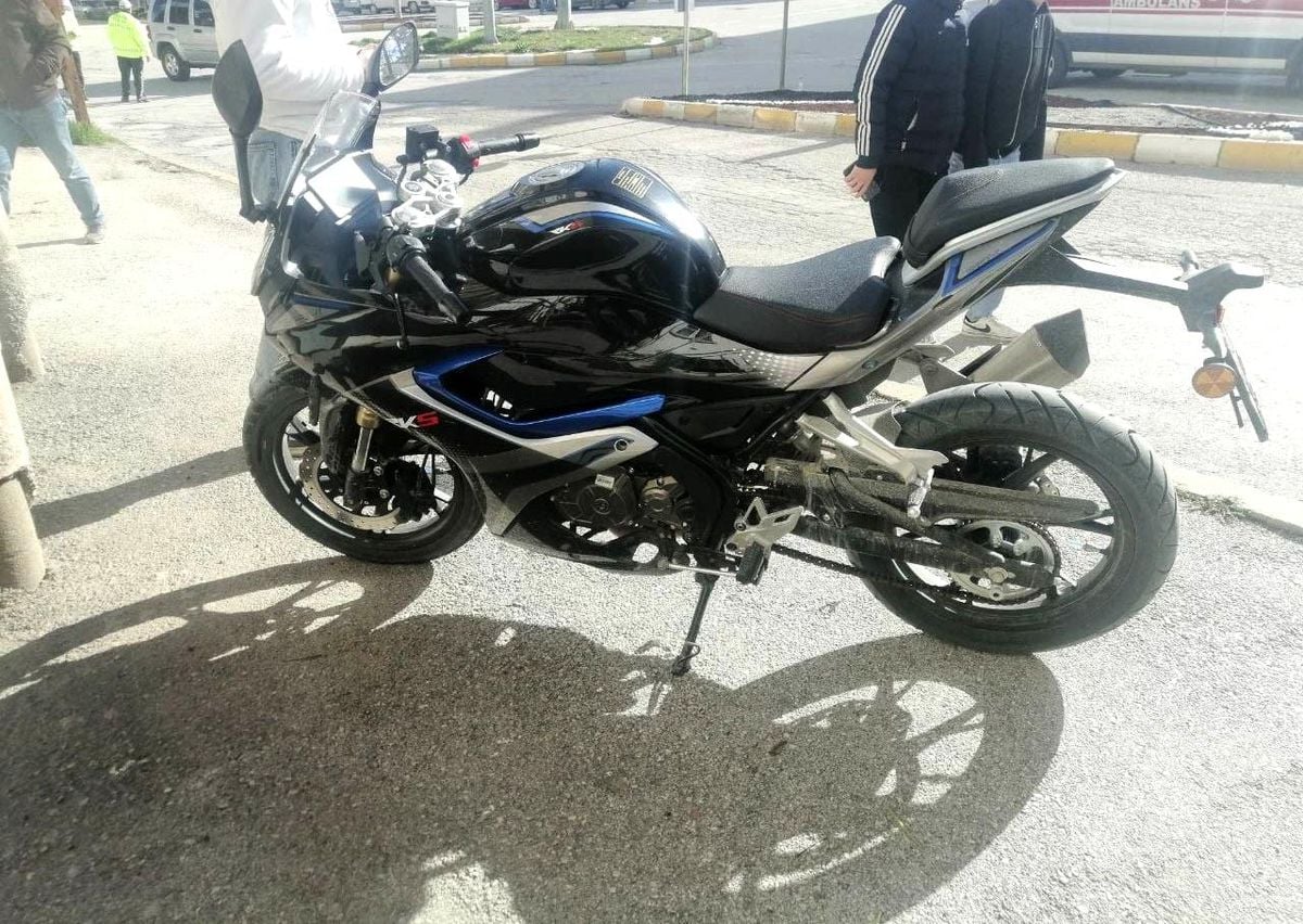 Yola savrulan motosikletin sürücüsü kaskı sayesinde kurtuldu