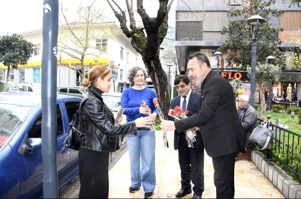 Ağrılılardan Manisa sokaklarında 404 karanfille kutlama