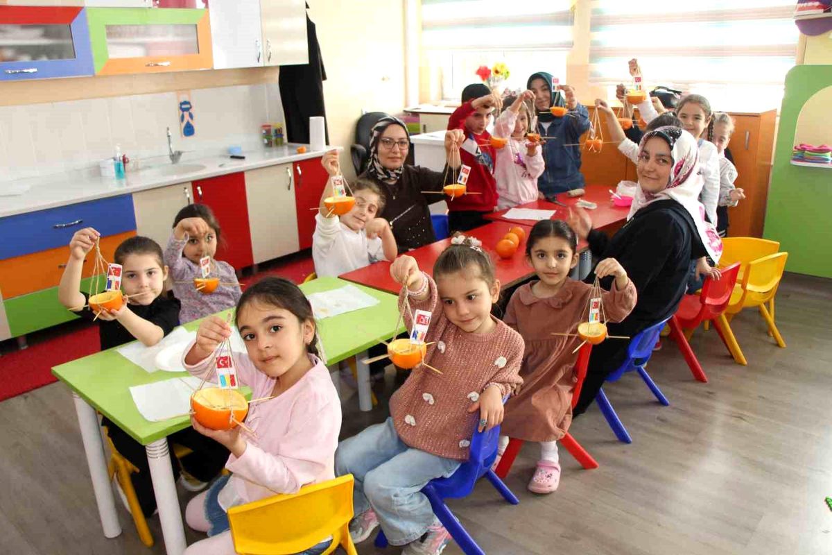 Ana sınıfında portakallar kuşlar için yemlik ve yuvaya dönüştü