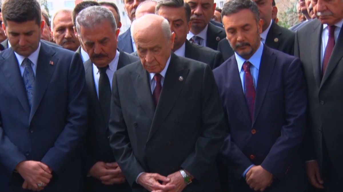 Bahçeli, Türkeş'in kabrini ziyaret etti