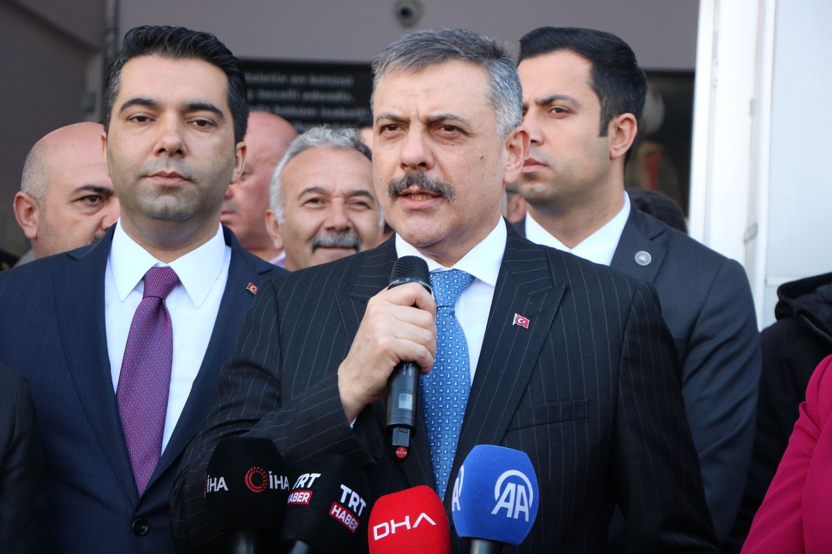Bakan Çiftçi, Neşet Ertaş'ın kabrini ziyaret etti