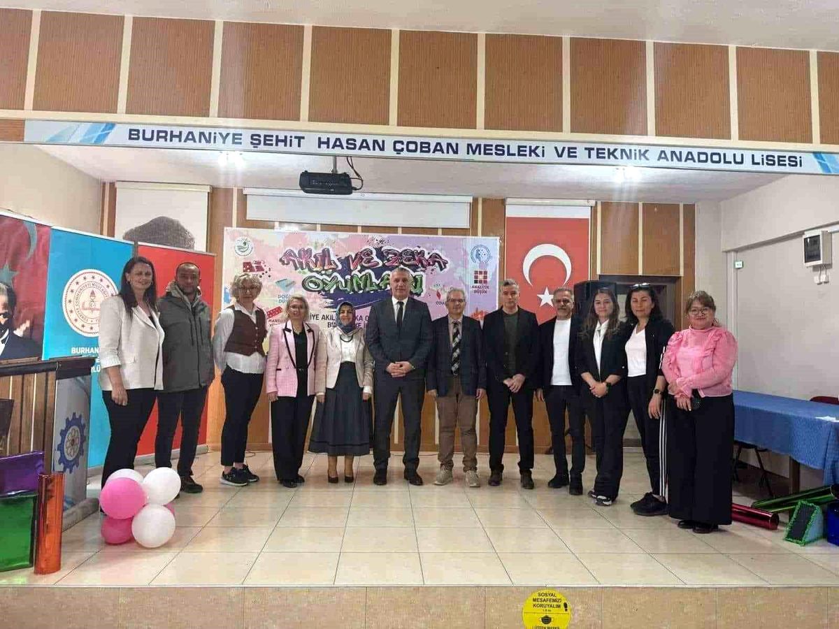 Burhaniye'de Akıl ve Zekâ Oyunları ödül töreni yapıldı
