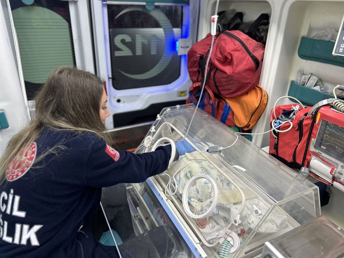 Çanakkale'de 54 günlük bebek, ambulans uçakla Ankara'ya sevk edildi