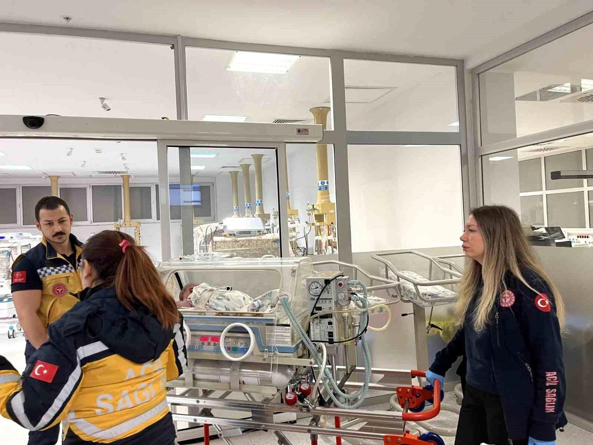 Çanakkale'de 54 günlük bebek uçak ambulansla Ankara'ya sevk edildi